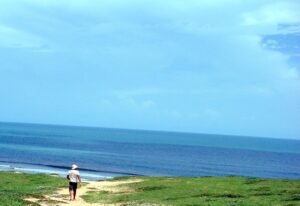 Foto de Mariana Tavares mostra alegria e intensidade no caminho do mar!