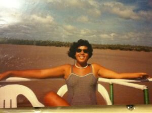 Eu em passeio no Delta do Parnaíba Os antigos álbuns de viagem da família priorizavam as pessoas nos lugares