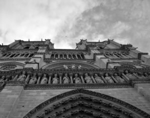 Um ângulo diferente na Catedral de Notre Dame As fotos do lugares e de detalhes ou posições diferentes são típicas nos álbuns atuais de viagens